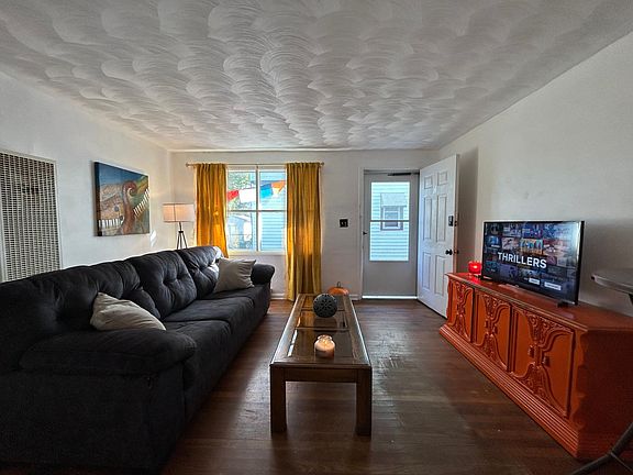 4th image of 810 Summit Ave #B