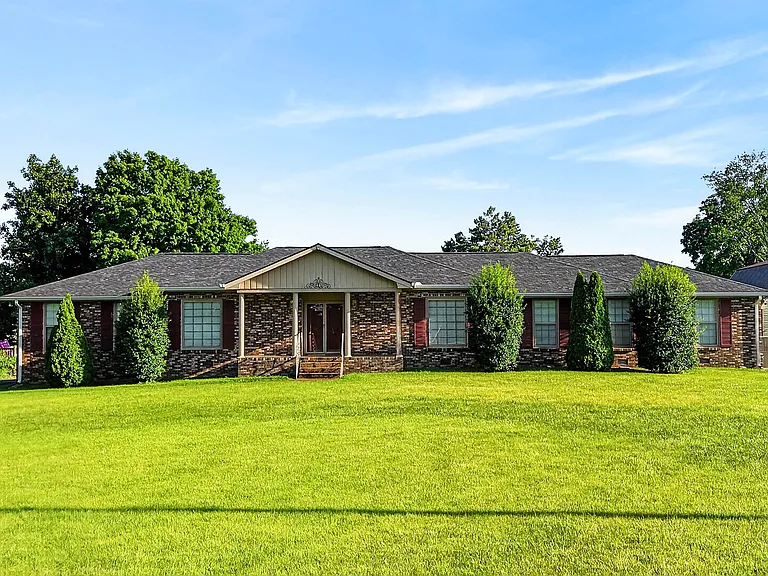 120 Briarwood Dr — Photo 1