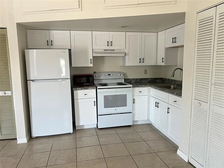 215 Goldstein St #2 — Photo 4
