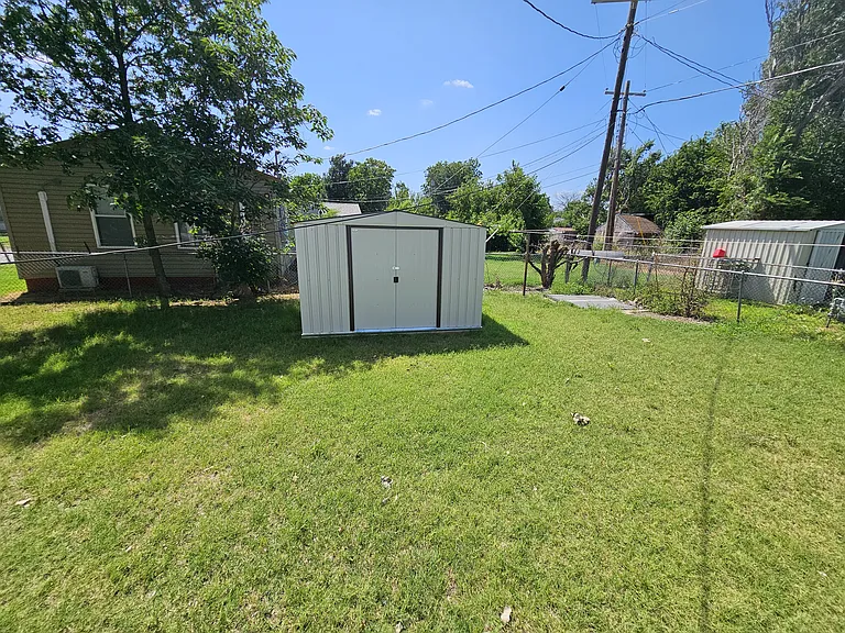 905 SW 28th St — Photo 10