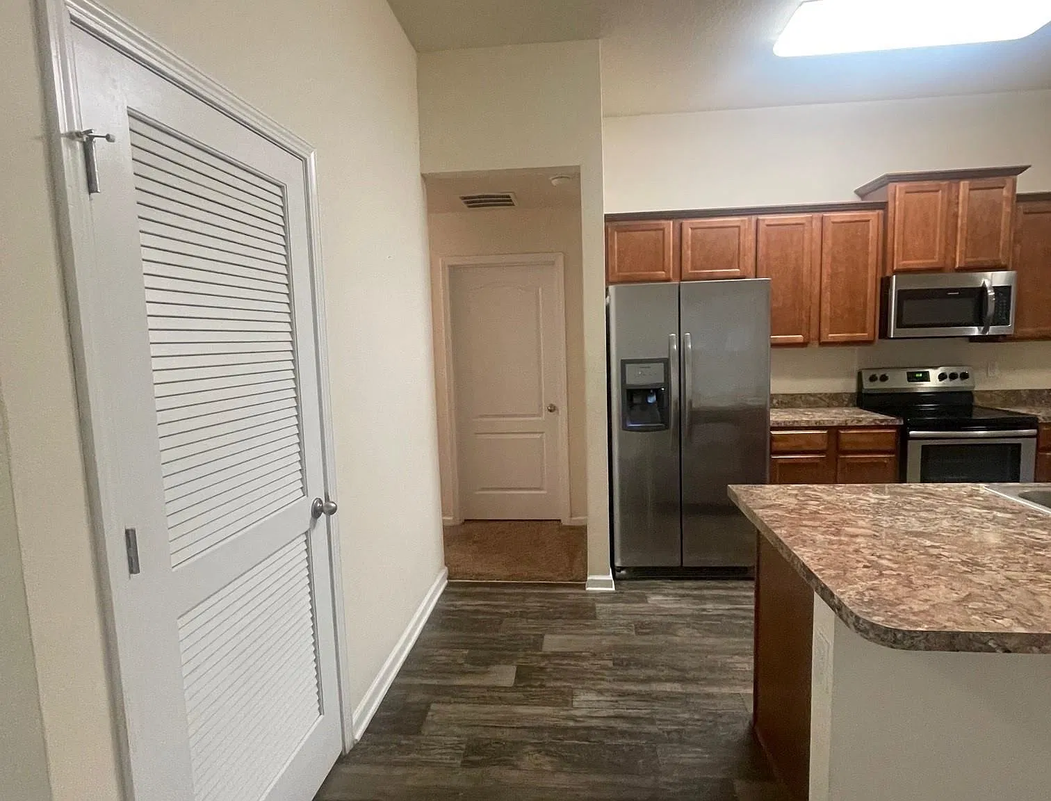3 bed, 2.0 bath, 1420 sqft, $1,800 — Photo 4