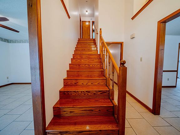5th image of 1016 Oakridge Dr