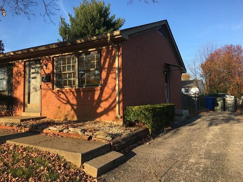2nd image of 1717 Charleston Ct