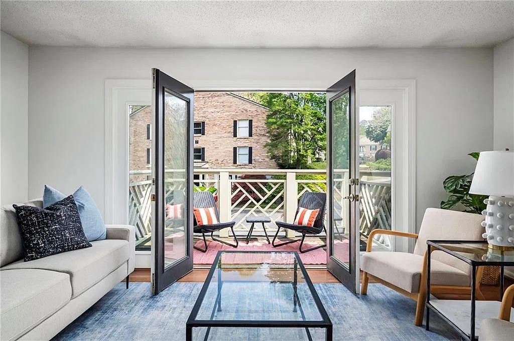 2 bed, 1008 sqft, $2,100 — Photo 3