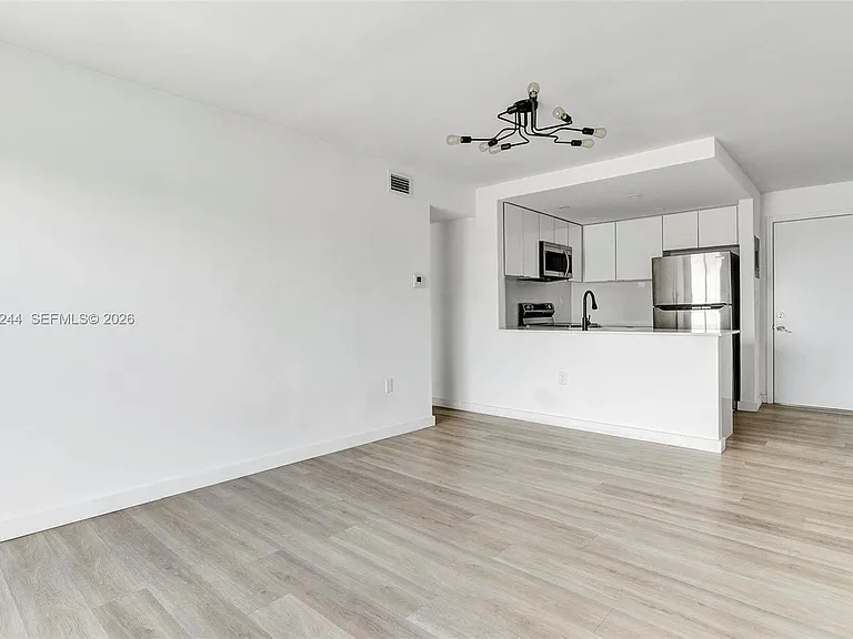620 SW 10th St #301 — Photo 7