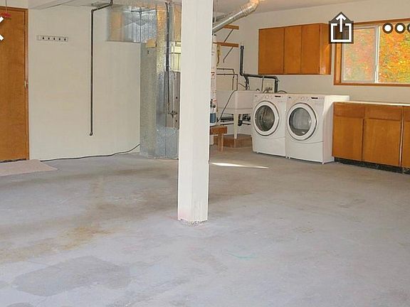 Huge oversized garage with new washer and dryer