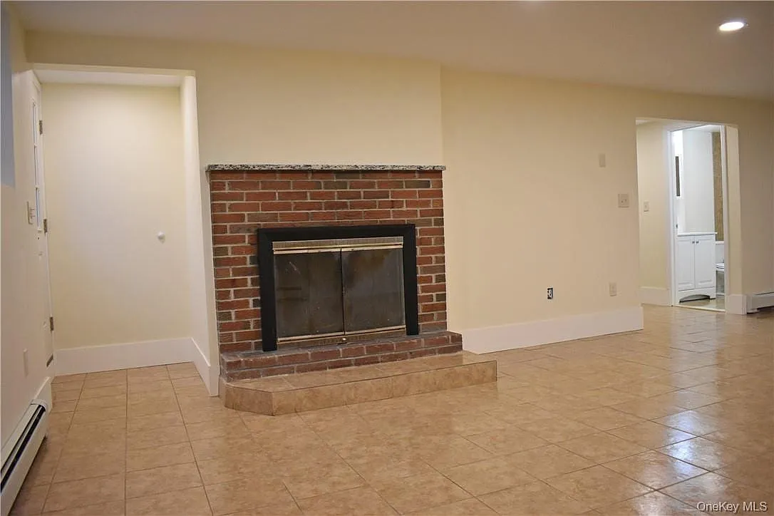 2 bed, 1.0 bath, 1300 sqft, $2,250 — Photo 2
