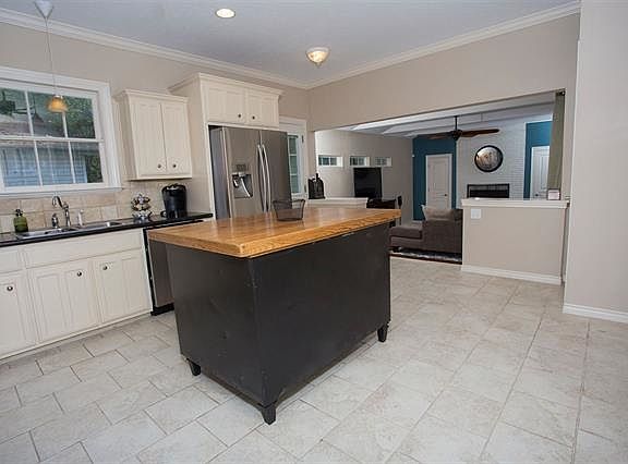 5th image of 1046 Central Dr