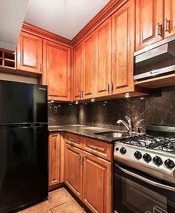 2nd image of 225 E 36th St APT 4A