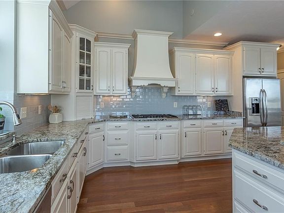 3rd image of 710 Penny Ln