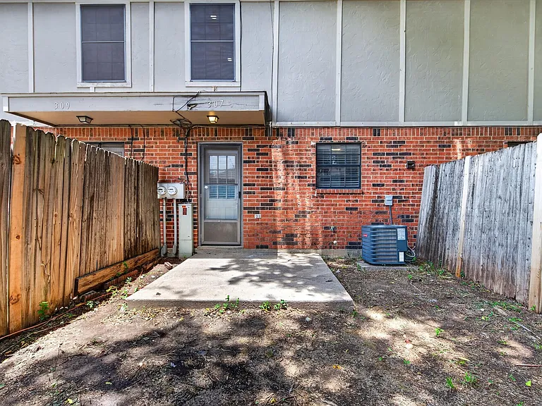 305 Cambridge Dr #305 — Photo 25
