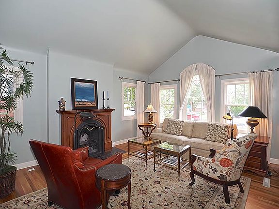 3rd image of 1525 E Roosevelt Ave