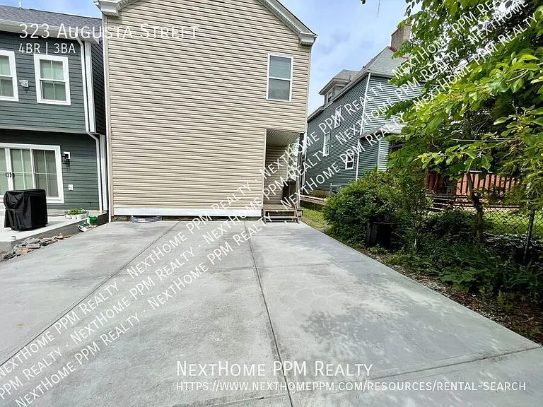 323 Augusta St — Photo 12