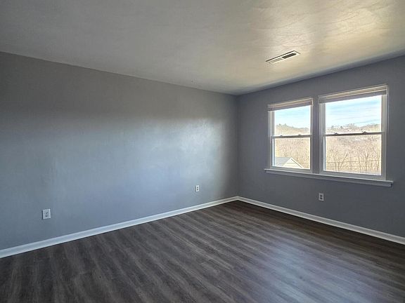 3rd image of 2802 Vinyard Ave NE #2