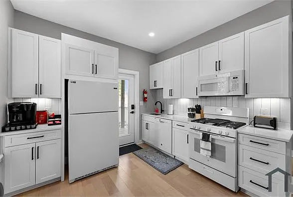 5 bed, 2048 sqft, $7,125 — Photo 4