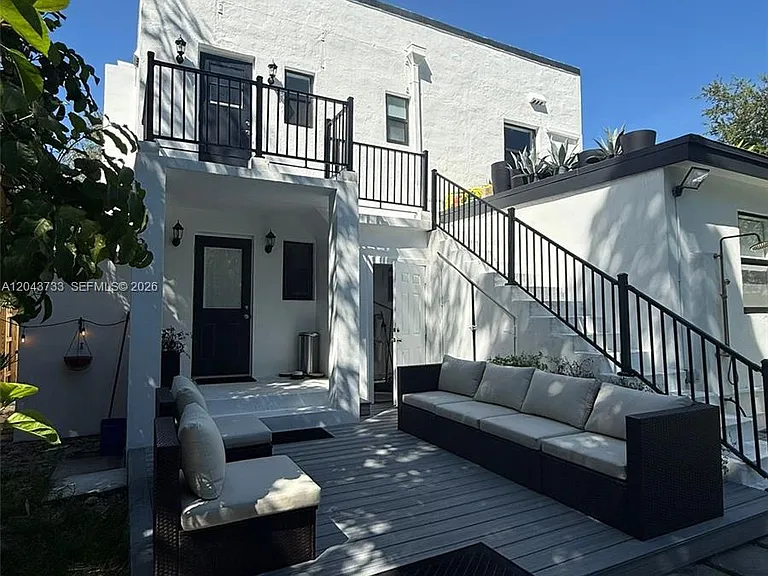 528 NE 70th St #TOP — Photo 1