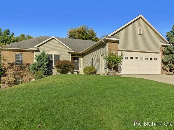 1967 Oakridge Ct NW, Grand Rapids, MI 49504