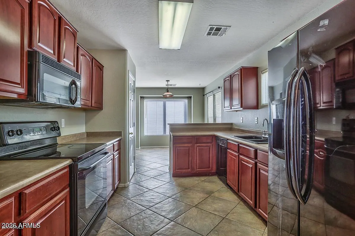 4 bed, 2.5 bath, 2750 sqft, $2,400 — Photo 2