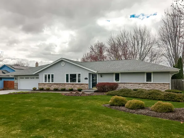 7347 Sorghum Ln, Cherry Valley, IL 61016