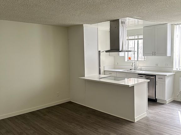 3rd image of 501 S Manhattan Pl APT 103