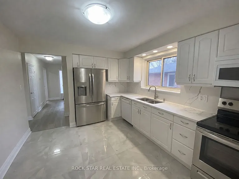 227 Fernwood Cres #MAIN — Photo 7