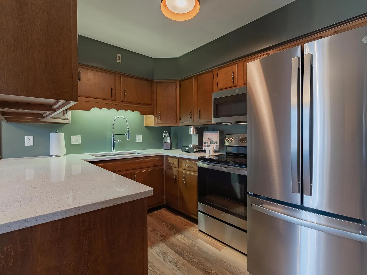 3 bed, 1040 sqft, $2,550 — Photo 2