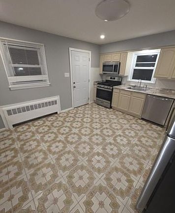 2nd image of 915 11th St #11