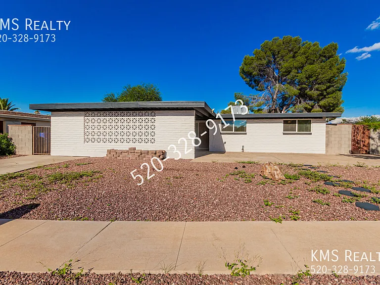 1633 S Augusta Pl — Photo 2