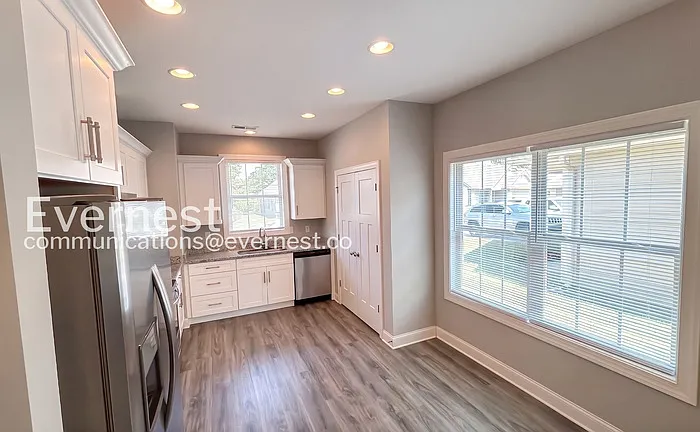 3 bed, 2.5 bath, 2129 sqft, $2,145 — Photo 3
