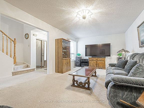 5th image of 10 Woodhall Rd