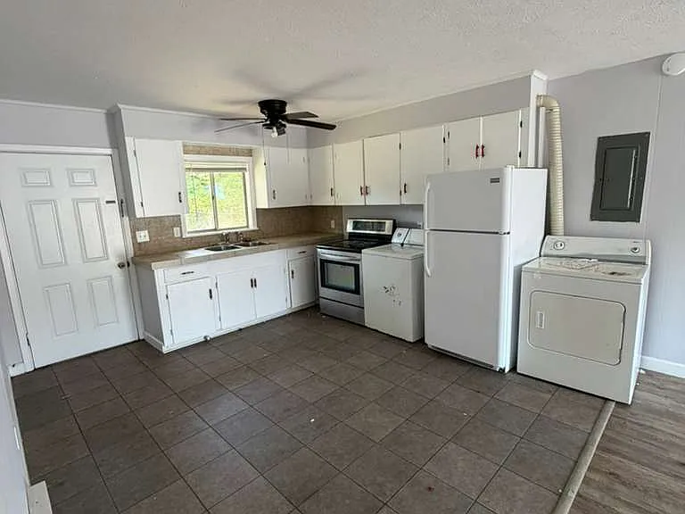 831 Bay St #A — Photo 5
