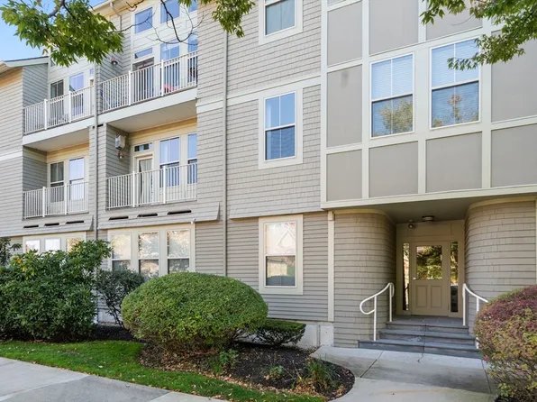 3 Harvest Dr #210, North Andover, MA 01845