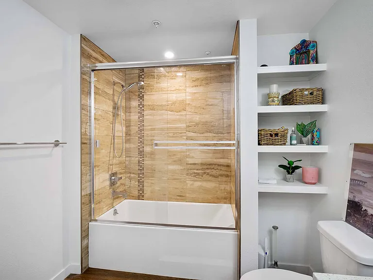The Metropolitan at Larchmont Village — Photo 17