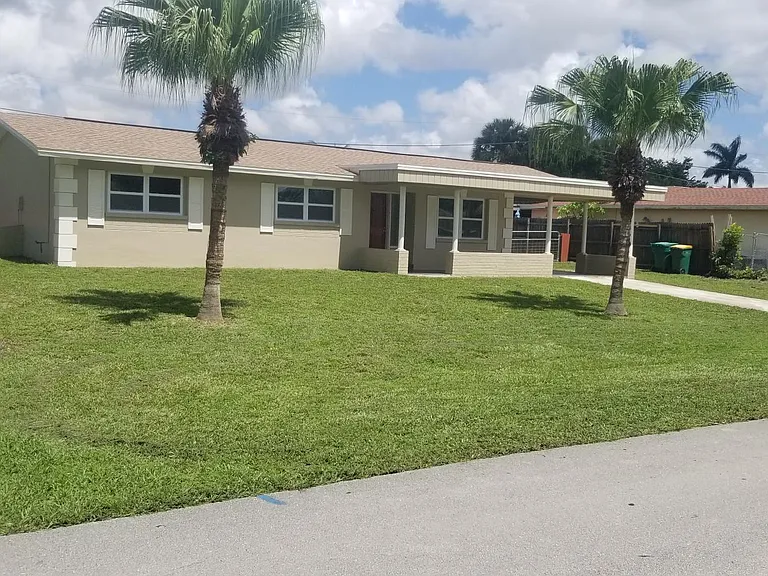 2043 45th Ter SW — Photo 1