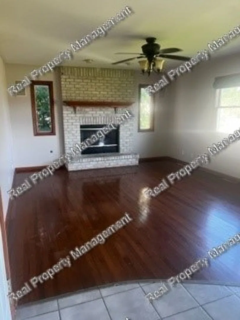 Four Bed SFH in Autumn Chase — Photo 3