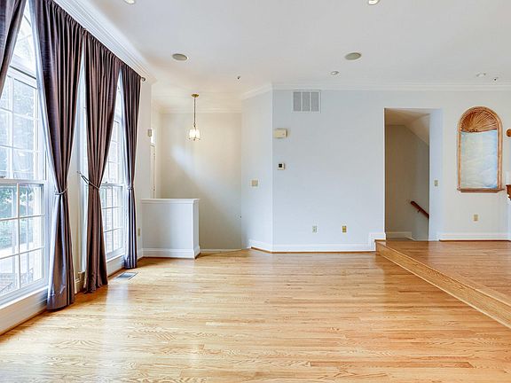 2nd image of 1527 N Colonial Ct
