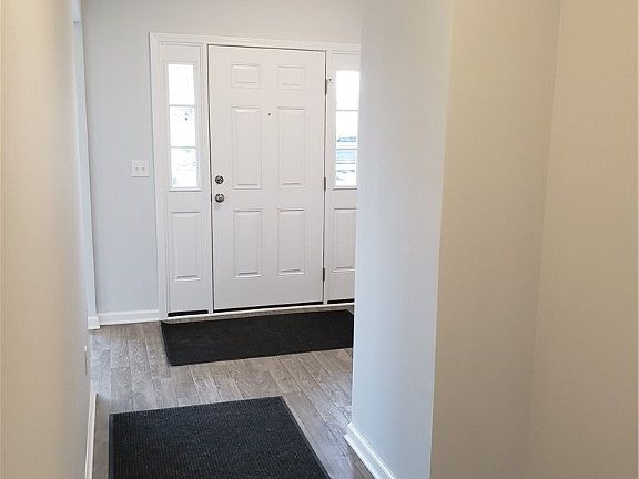 3rd image of 152 Prestwyck Ln