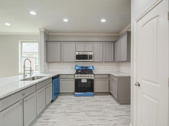 5th image of 1610 Thornhollow Dr