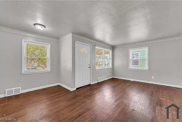 15902 Maplewood Ave — Photo 5