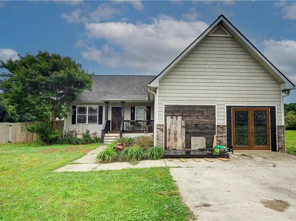 179 Chestnut Ln SE, Calhoun, GA 30701