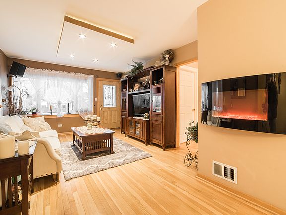 3rd image of 2551 Oak St