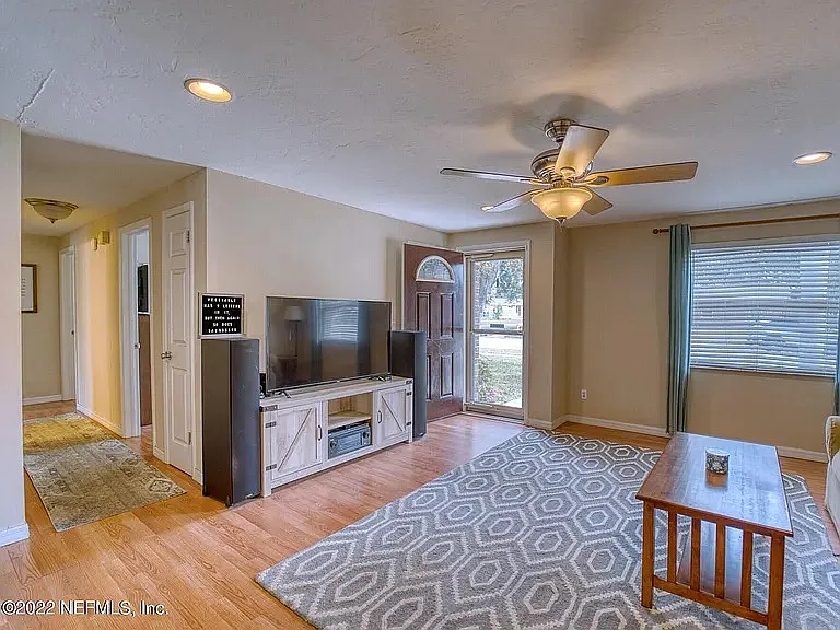 3048 Mangrove Ave — Photo 2