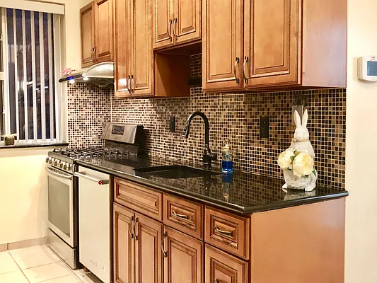 Rented by Halvatzis Realty | media 16