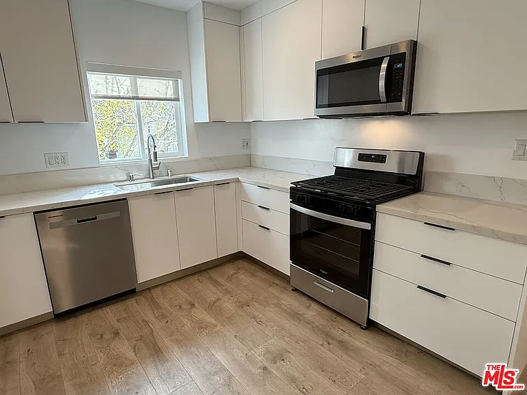 7512 Norton Ave — Photo 6