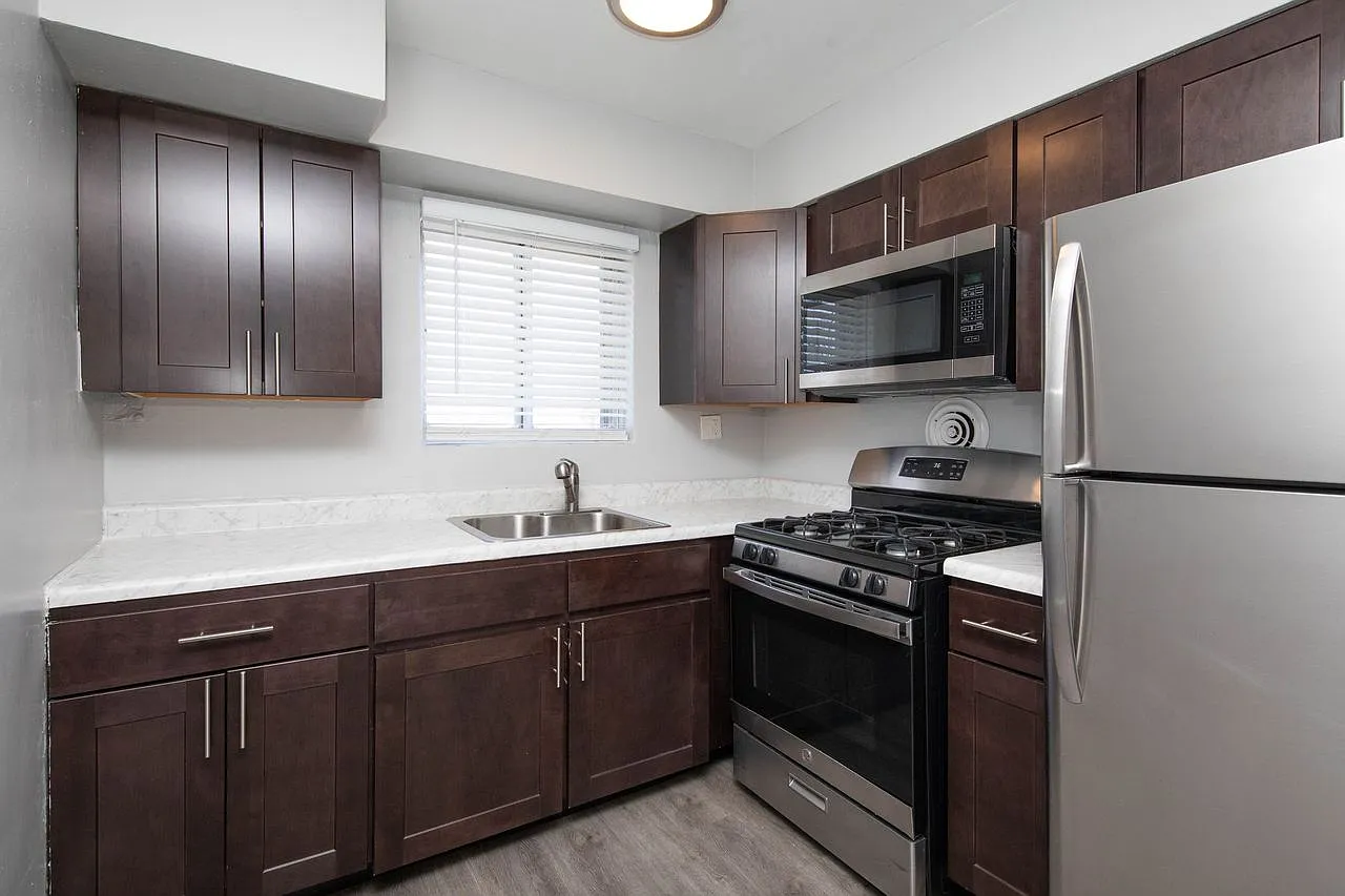 8th Street Apartments — Photo 1