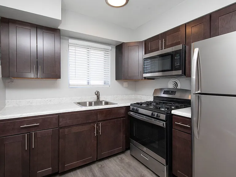 8th Street Apartments — Photo 1