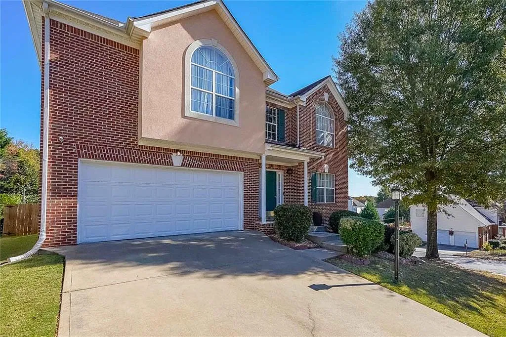 4 bed, 2.5 bath, 2796 sqft, $2,500 — Photo 1