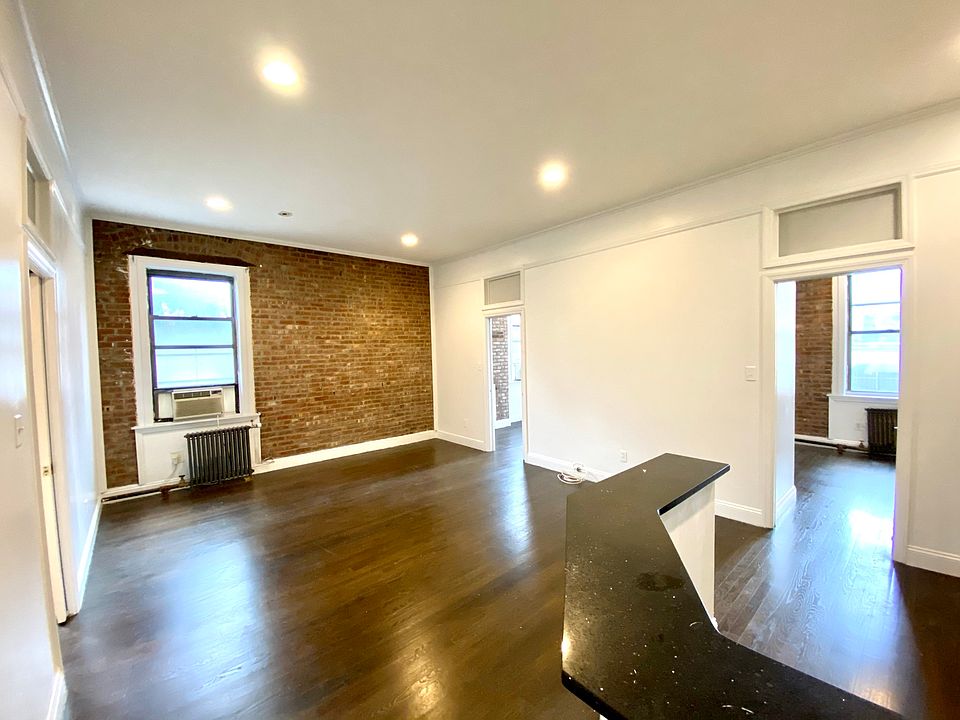 1st image of 201 E 61st St APT 4
