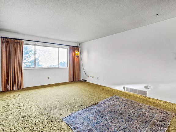 4th image of 600 36th Ave Ct