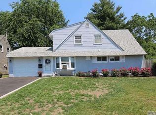 15 Flamingo Rd FLOOR 2, Levittown, NY 11756